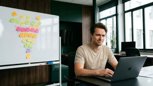 Profissional de marketing analisando funil de inbound marketing com automações, CRM e leads desalinhados, representando quando inbound funciona ou falha.