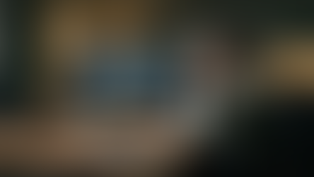 Profissional analisando funil de marketing no computador, com gráficos e automações de CRM indicando problemas antes da geração de leads