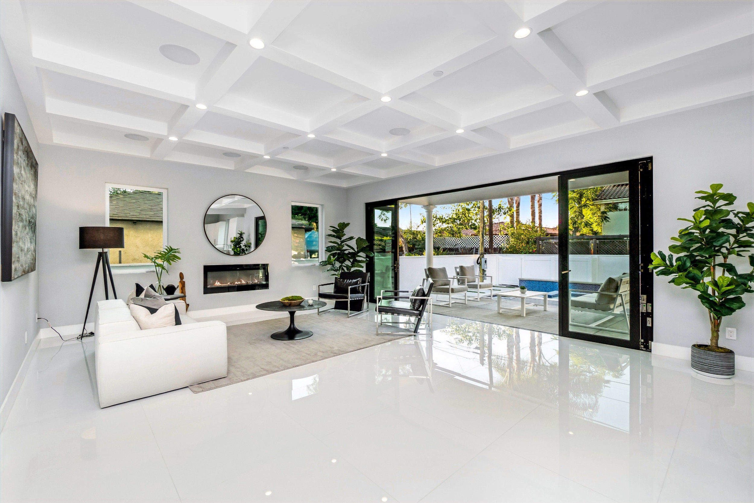 SHERMAN OAKS - Modern | STAGE IT UP LA