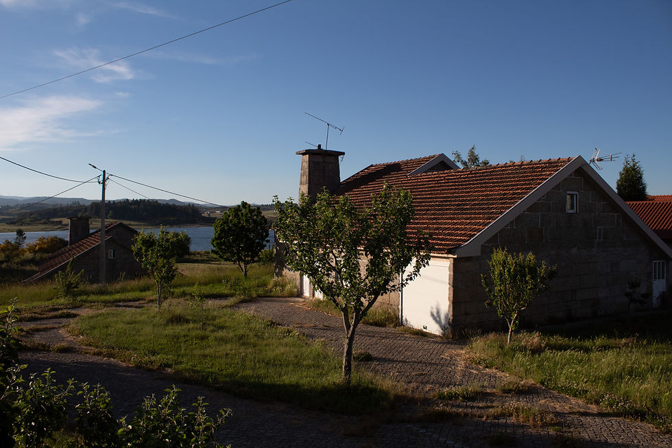 Casal com vista sobre a Barragem do Alto Rabagão - Núcleo de Criande