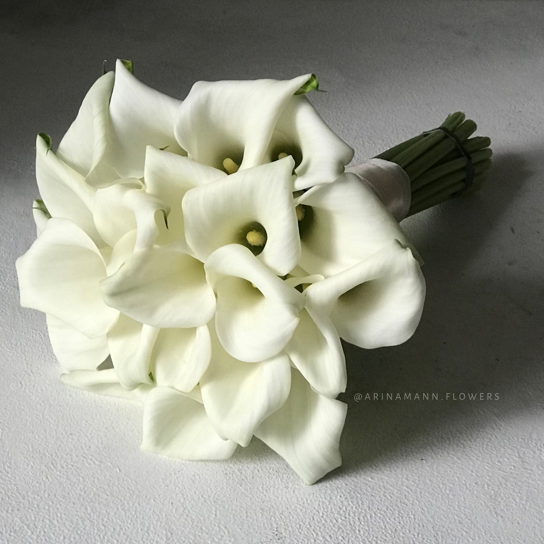 Букет невесты белые каллы