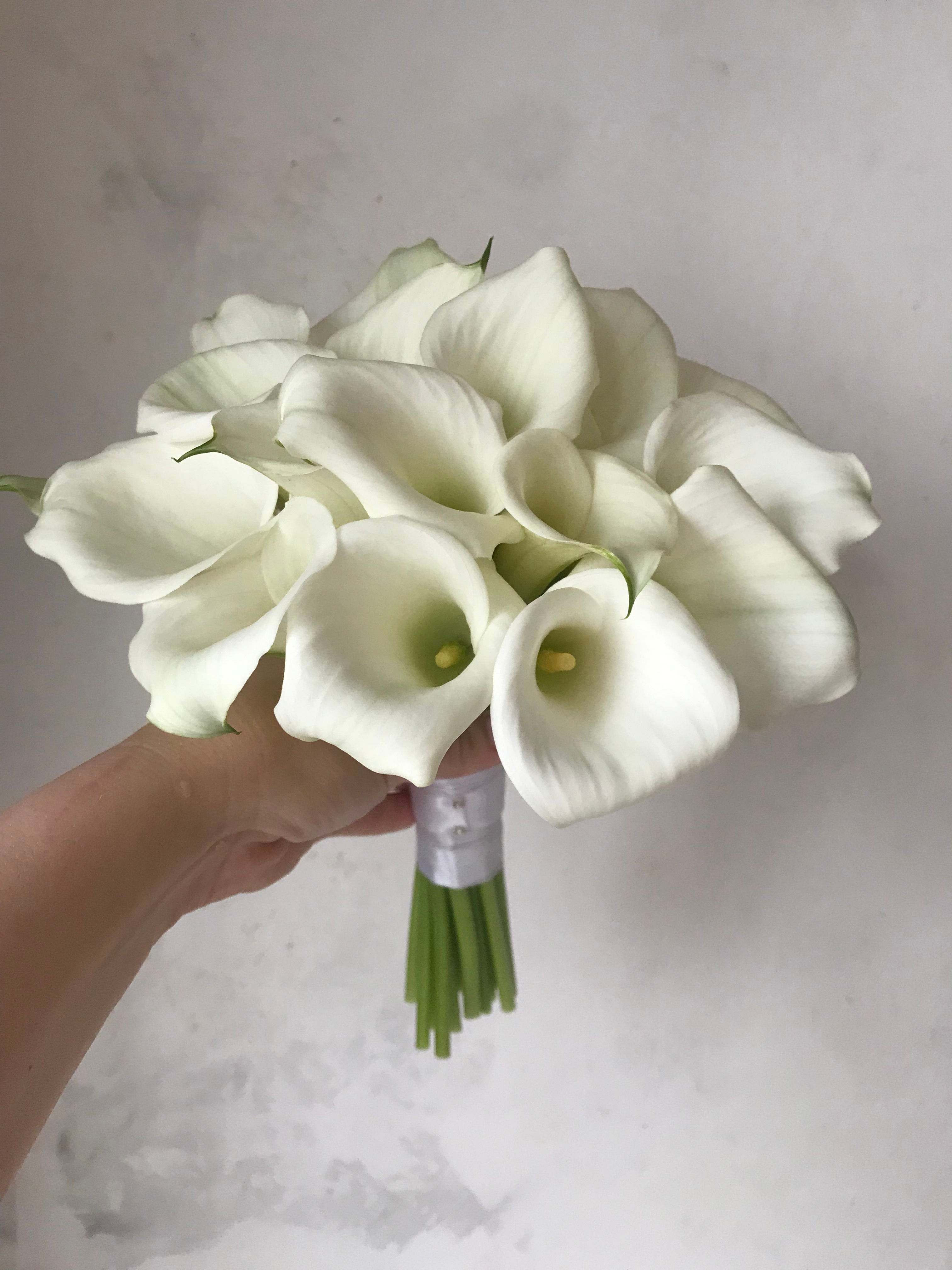 Букет невесты белые каллы