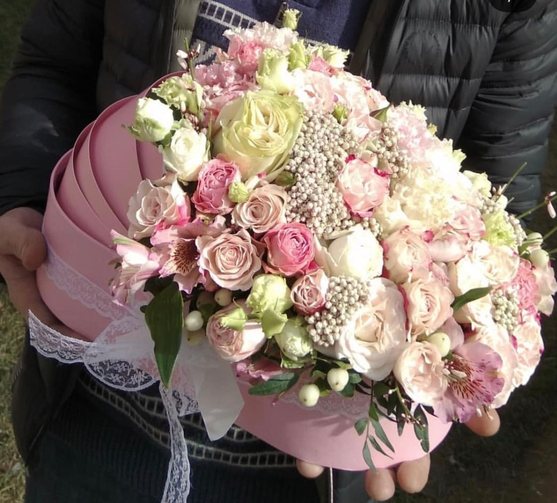 Цветы в коляске на выписку