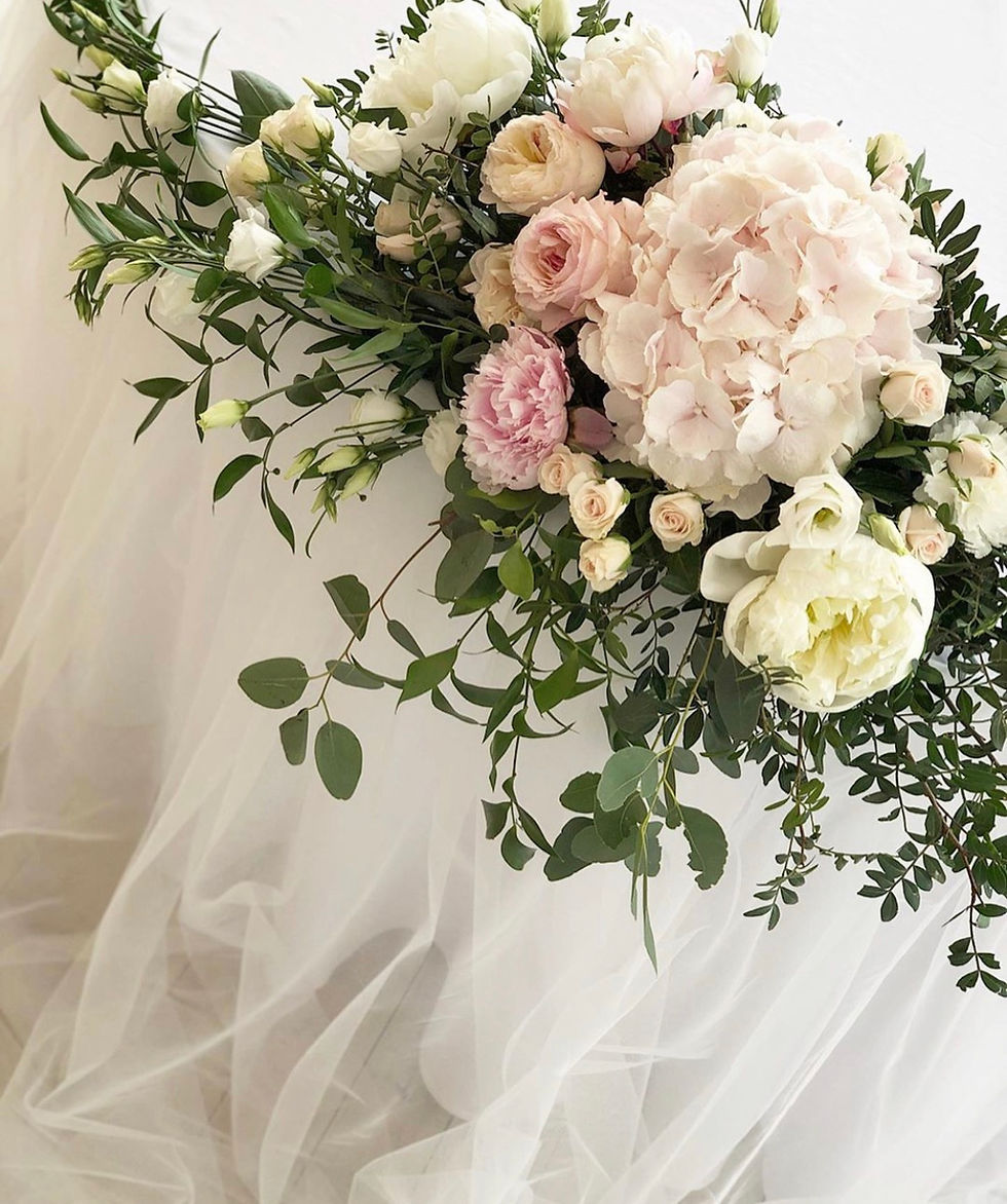 Миниатюра: Цветочная композиция во весь стол молодоженов