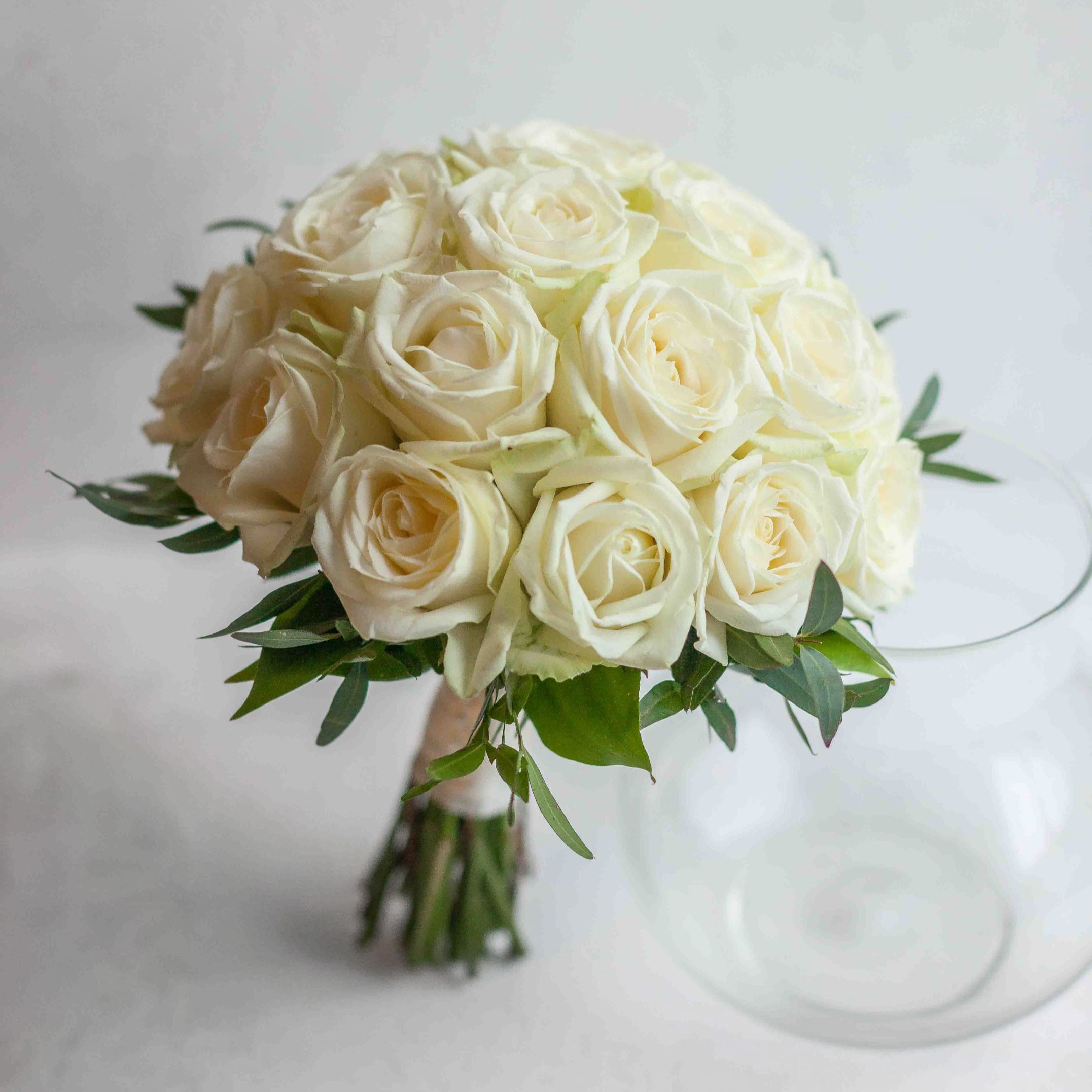 Кремовый свадебный букет невесты с зеленью