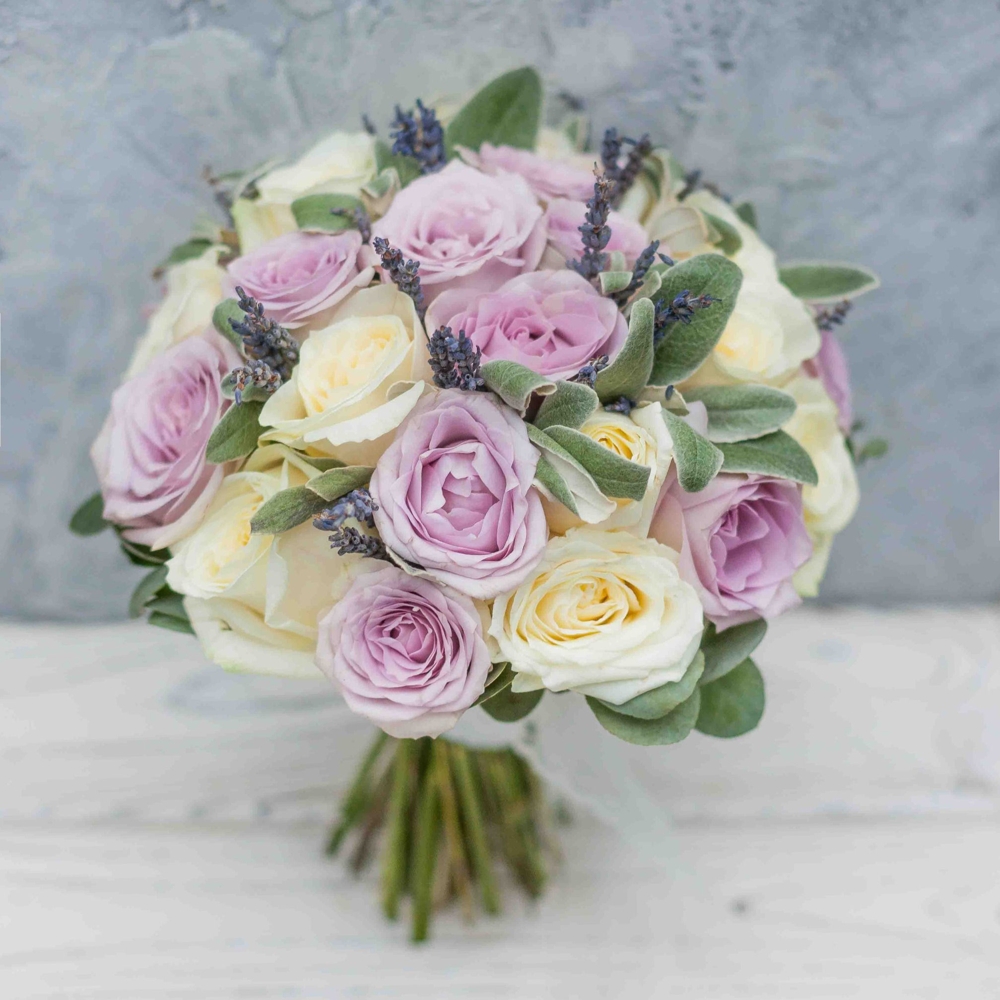 Лиловый свадебный букет из роз