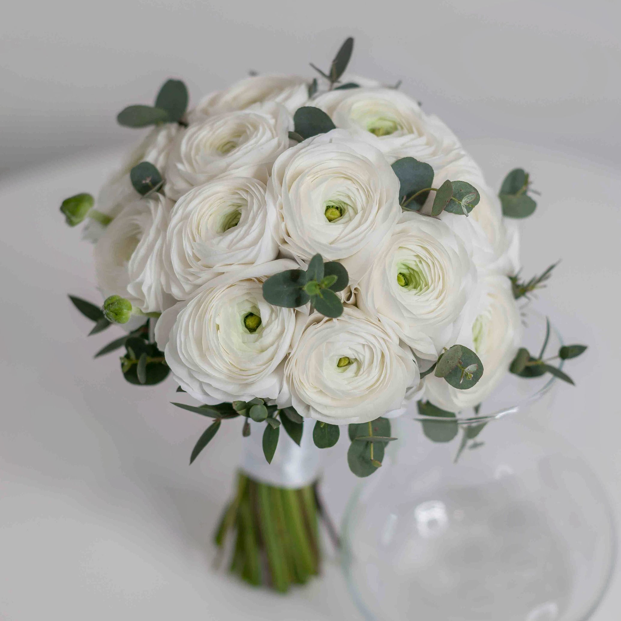 Букет из 19 ранункулюсов и эвкалипта