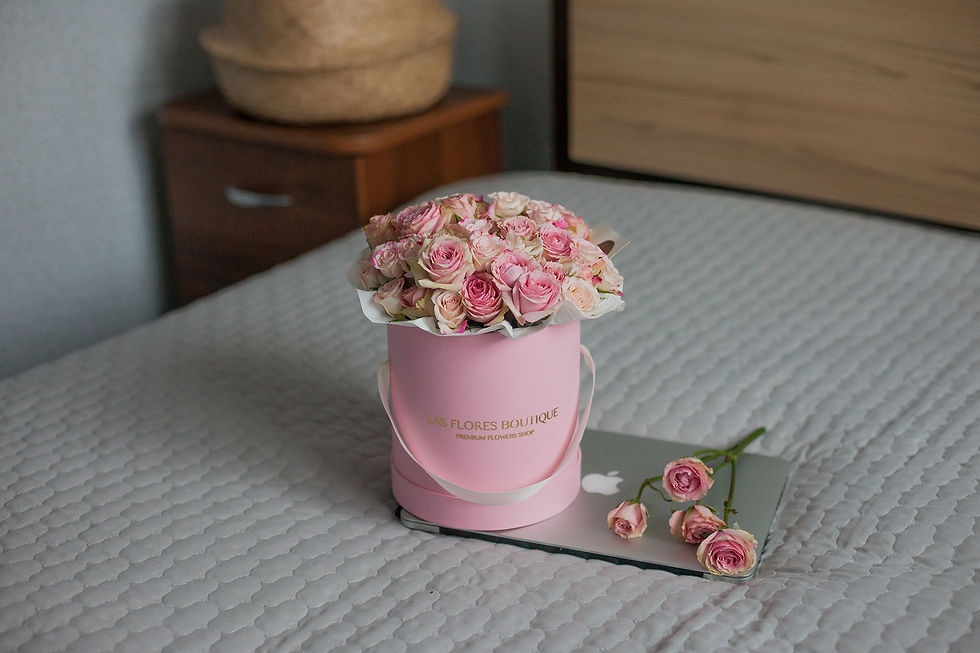 Миниатюра: кустовые розы в шляпных коробках