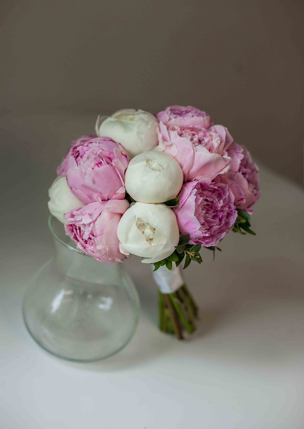 Миниатюра: Букет невесты из 13 белых и позовых пионов