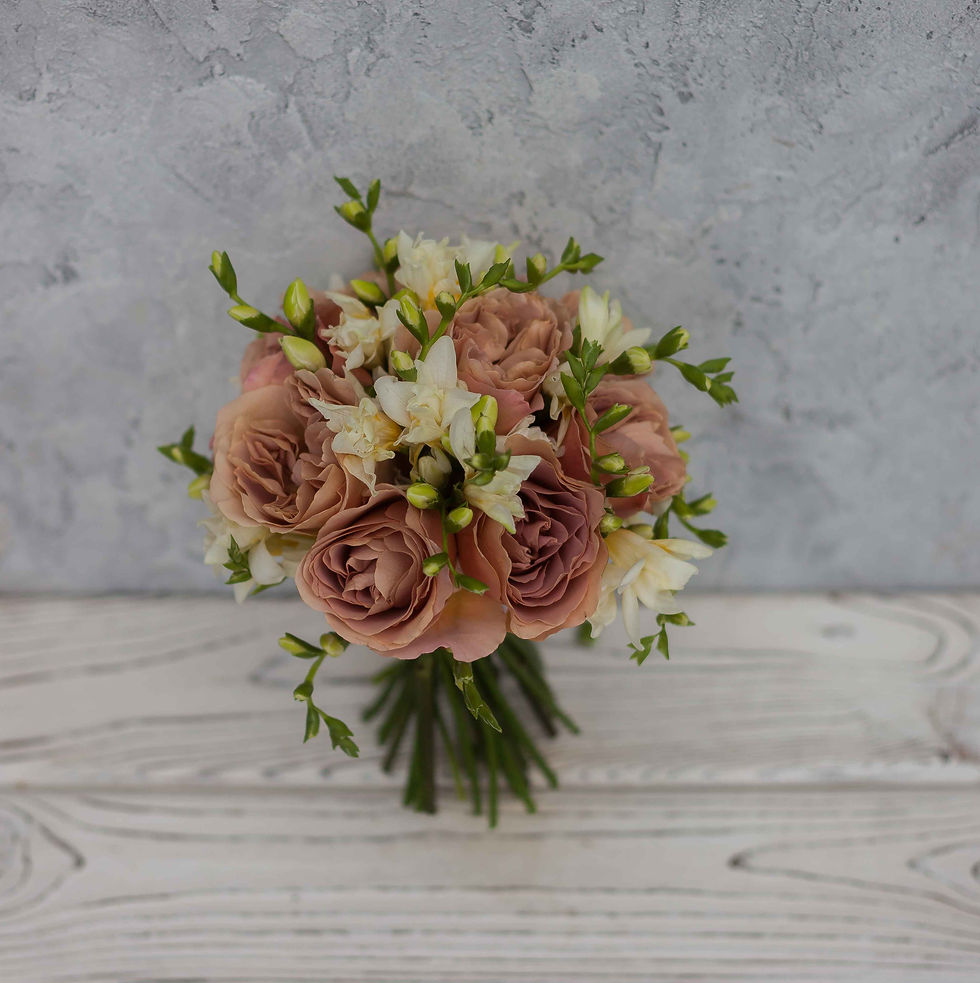 Миниатюра: Букет невесты цвета капучино из пионовидных роз и фрезии