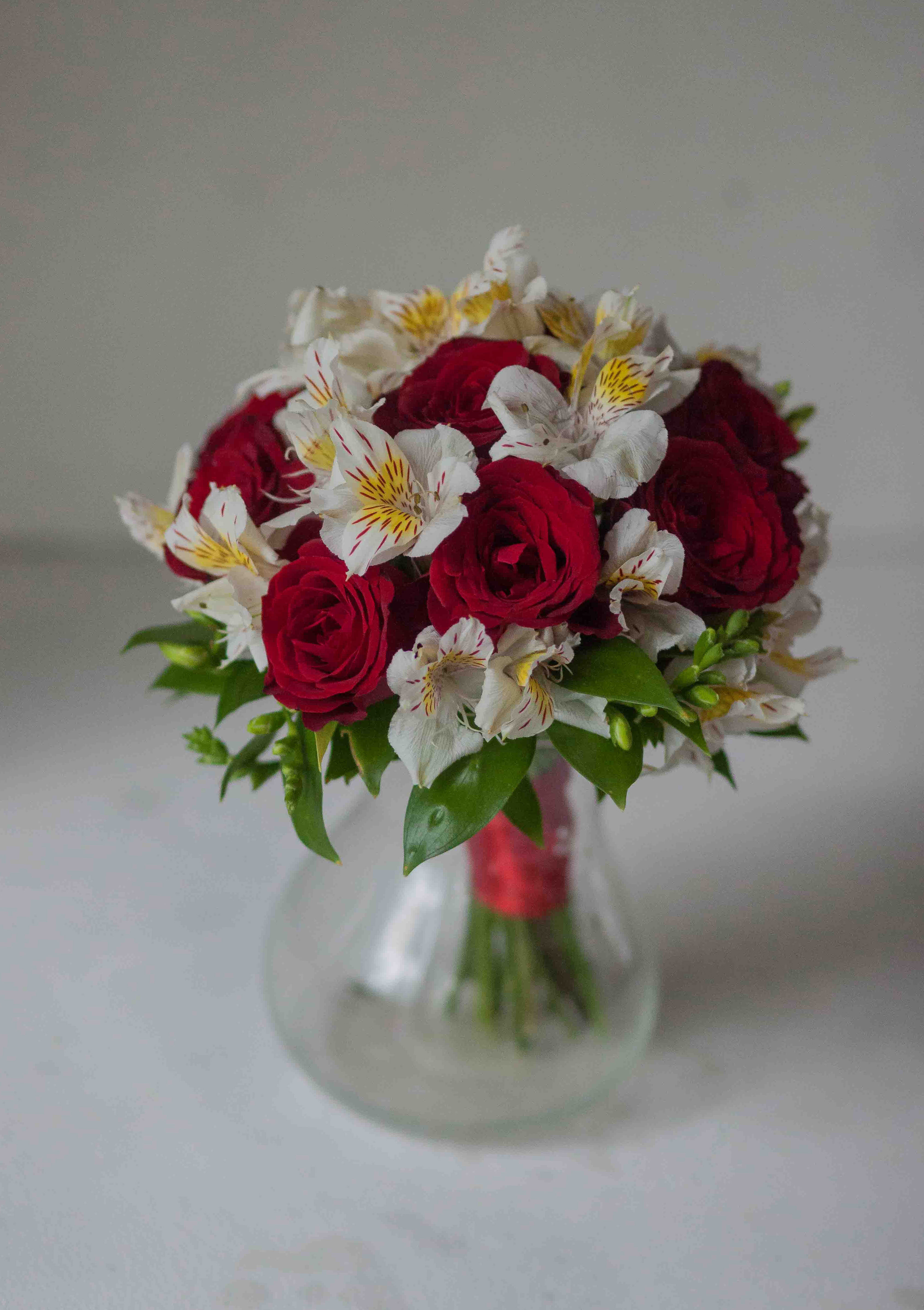 Красный свадебный букет