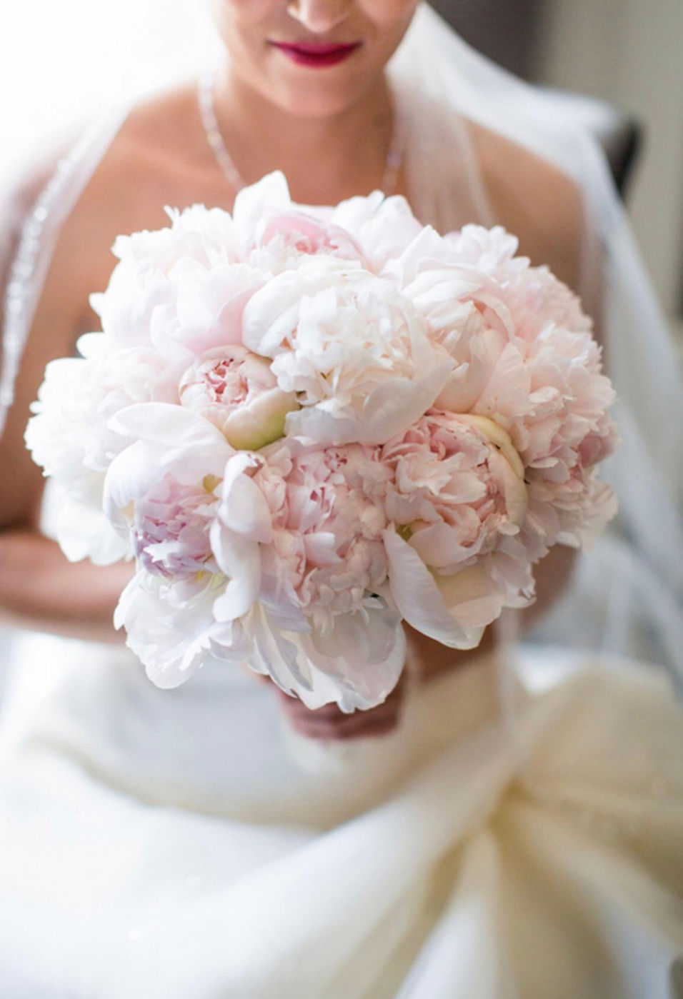 Свадебный букет невесты из пионов