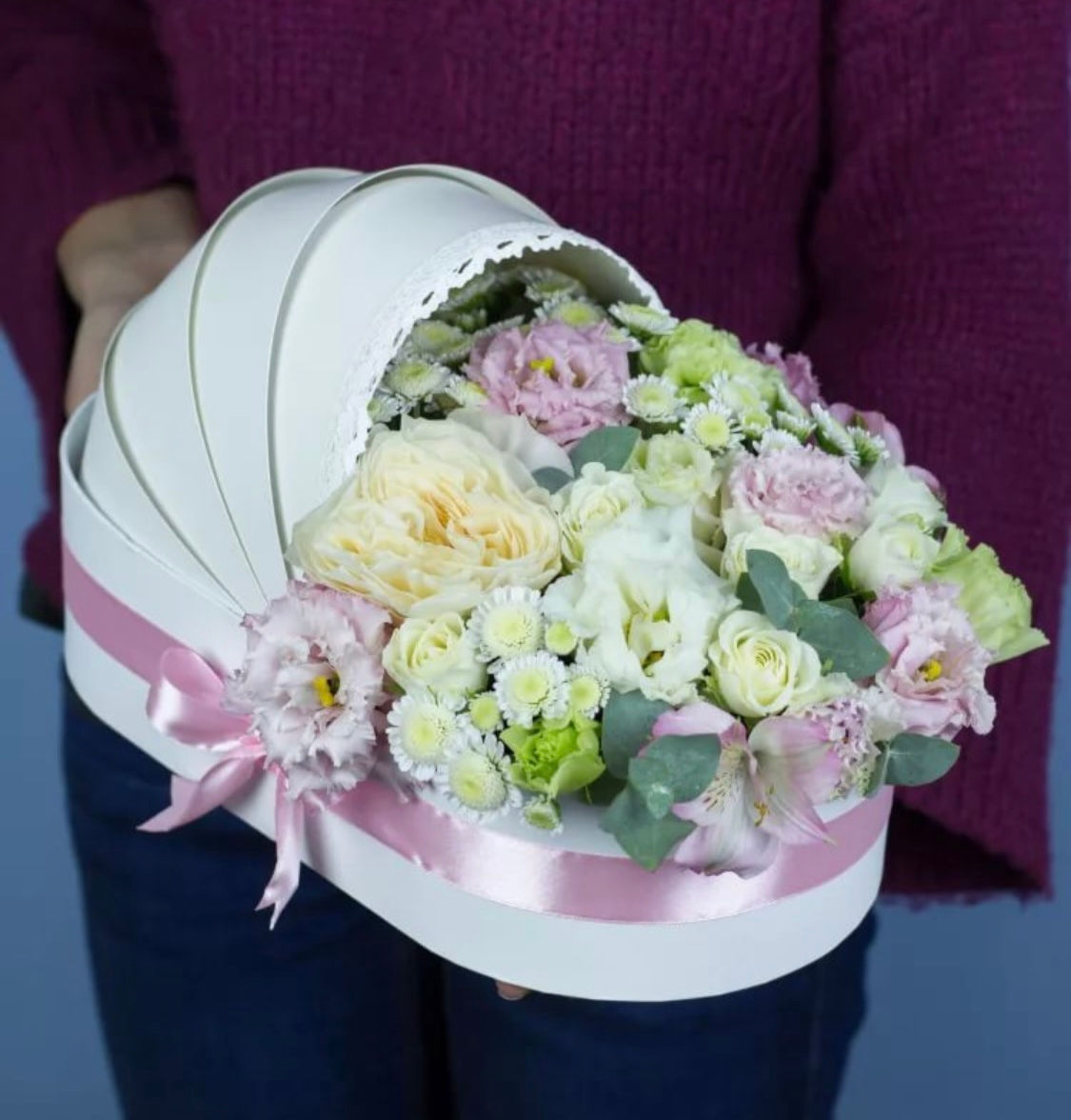 Цветы в коляске на выписку