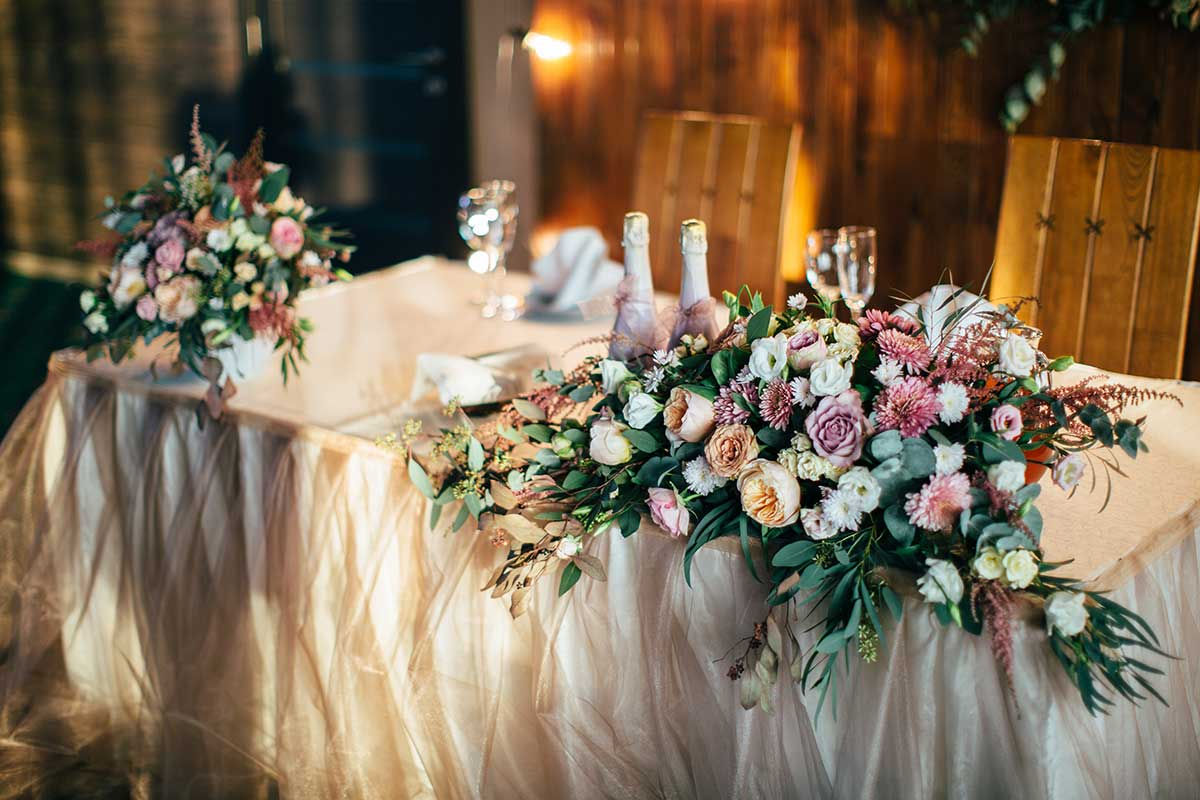 Цветочная композиция на стол молодых из двух частей