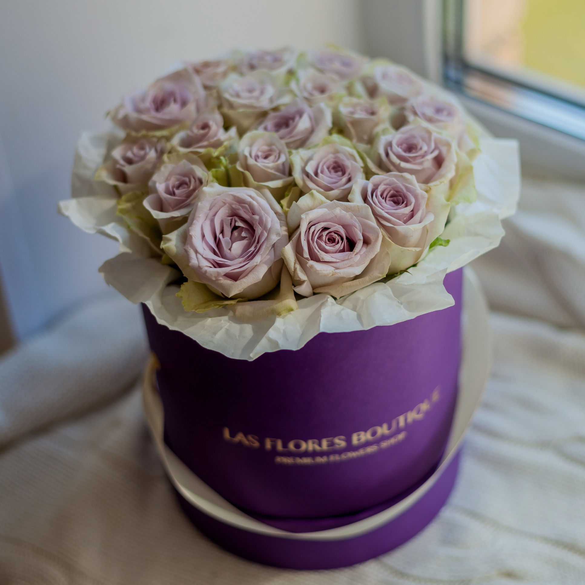 Фиолетовые розы в коробке