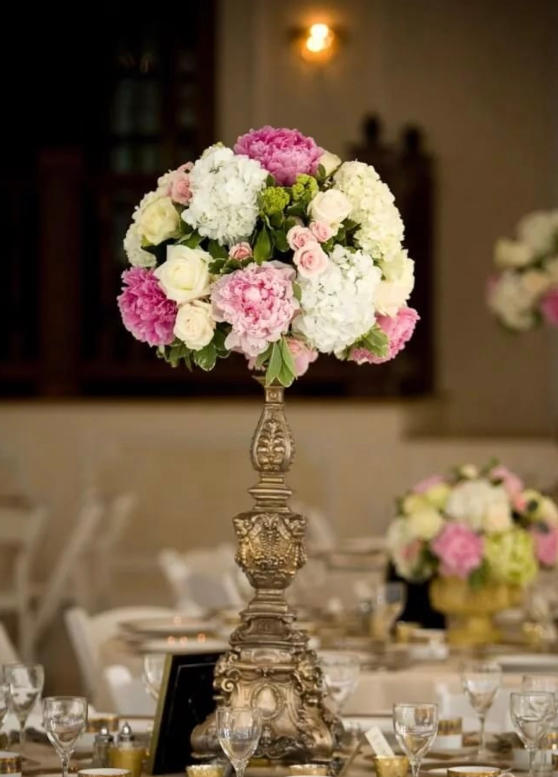 Свадебная цветочная композиция на банкет