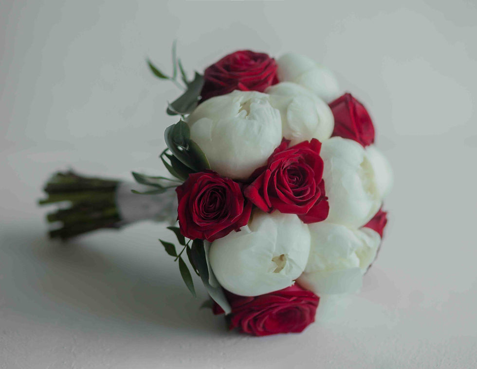 Миниатюра: красный букет невесты пионы и розы