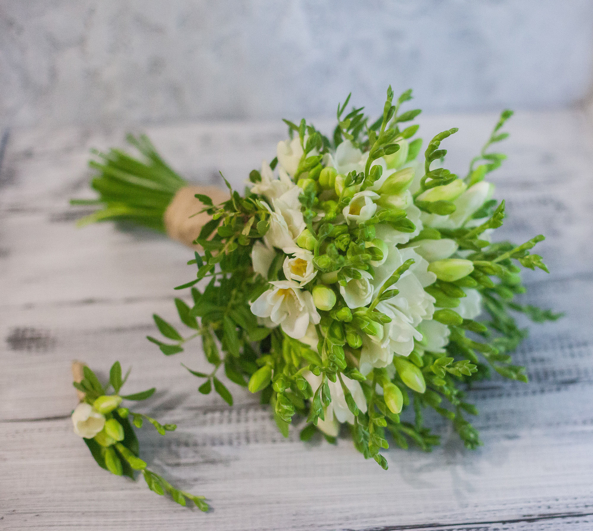 свадебный букет из фрезии