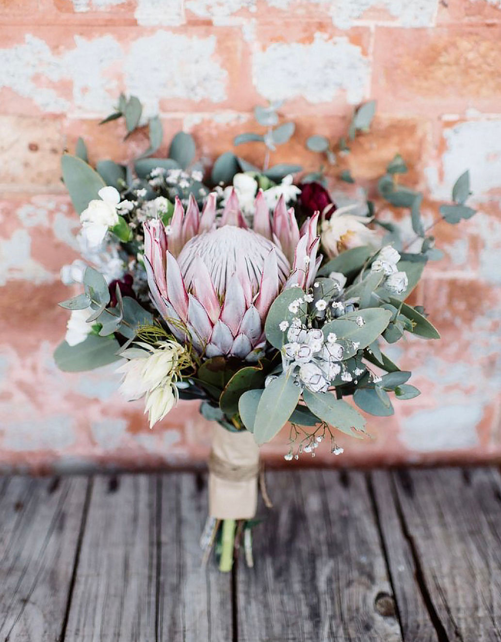 Свадебный букет из протеи, кустовой гвоздики, гипсофилы
