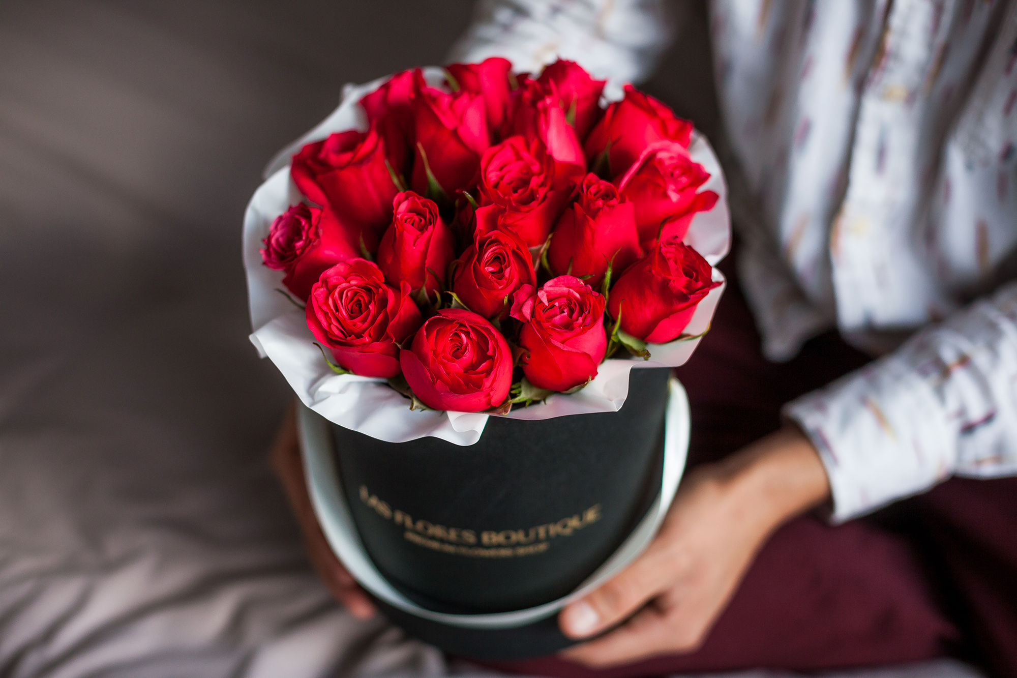 букет красных роз в коробке заказать