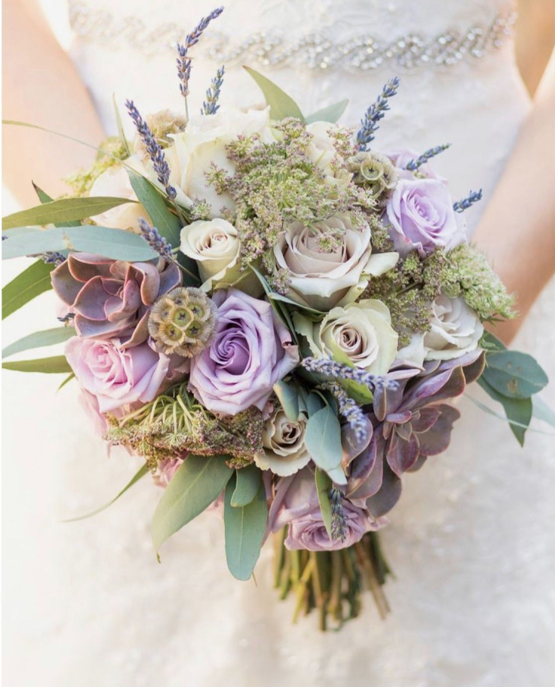 Букет невесты из роз и лаванды