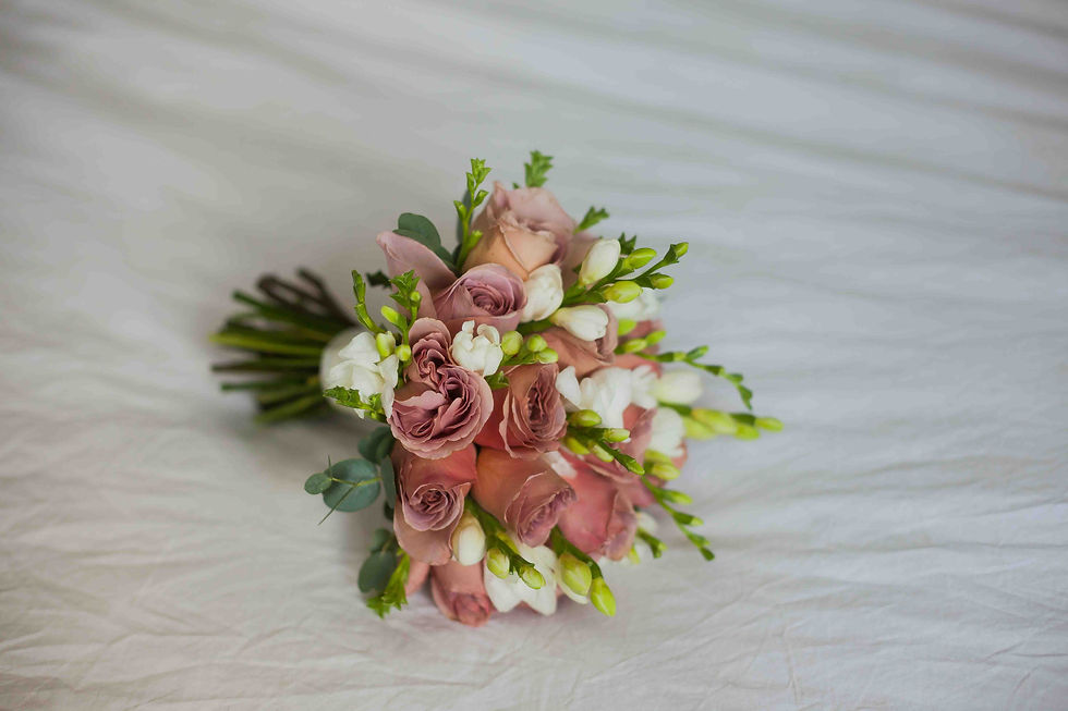 Миниатюра: Букет невесты из пионовидных кофейных роз и фрезии