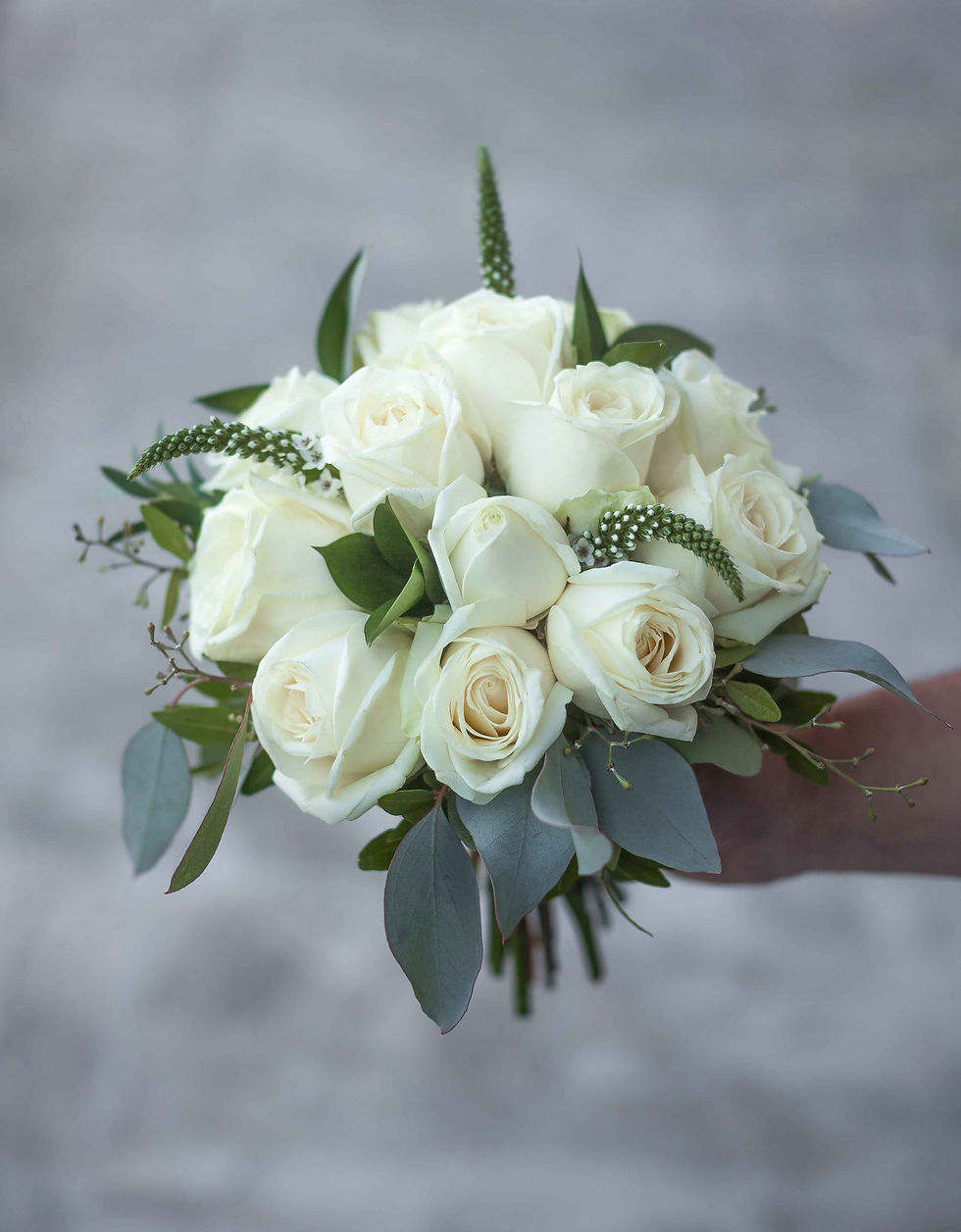 Миниатюра: Раскидистый букет невесты из роз, вероники и эвкалипта