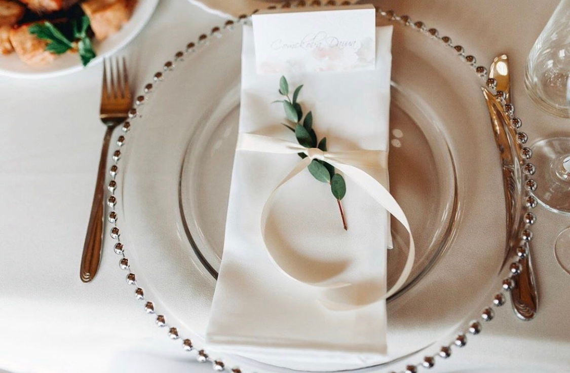 Декор тарелки зеленью и тесьмой