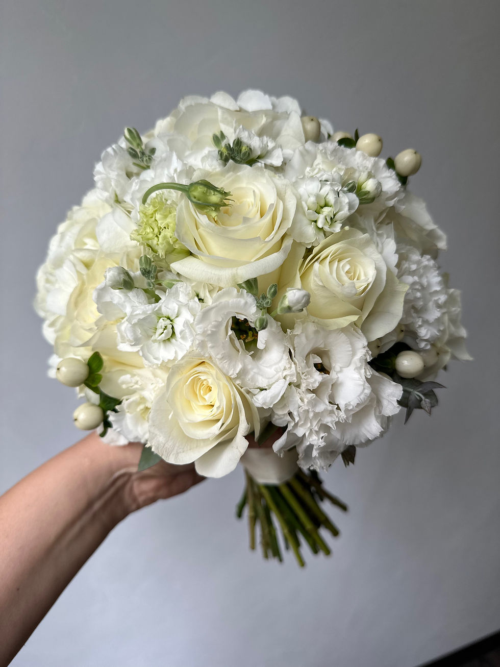 Миниатюра: Букет невесты из роз, эустомы, гиперикума и маттиолы