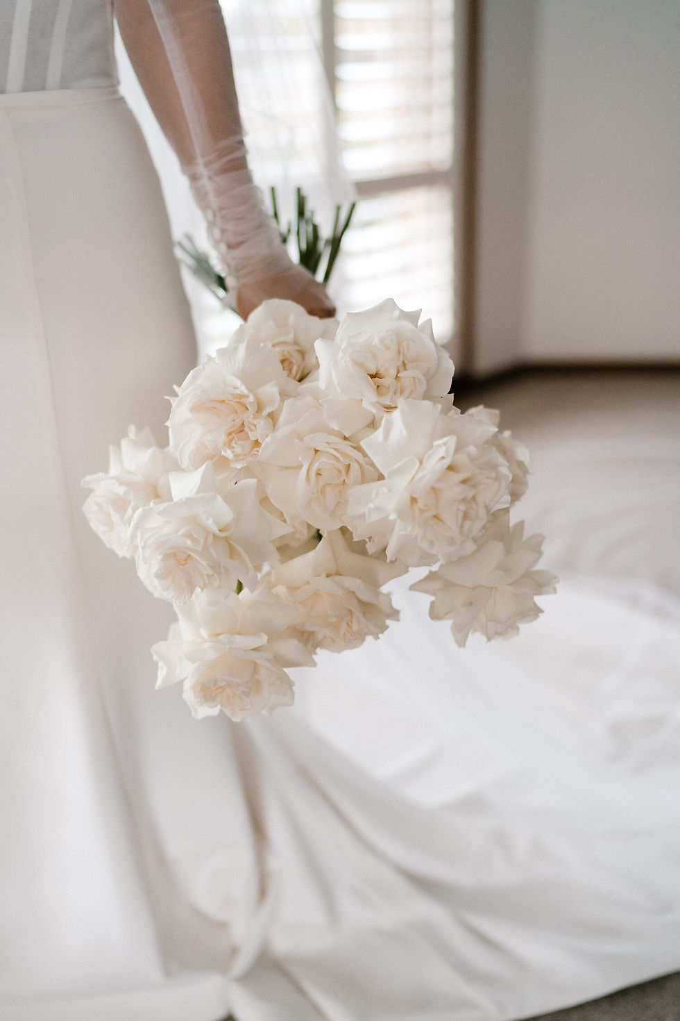 Миниатюра: Ассиметричный букет невесты из роз купить