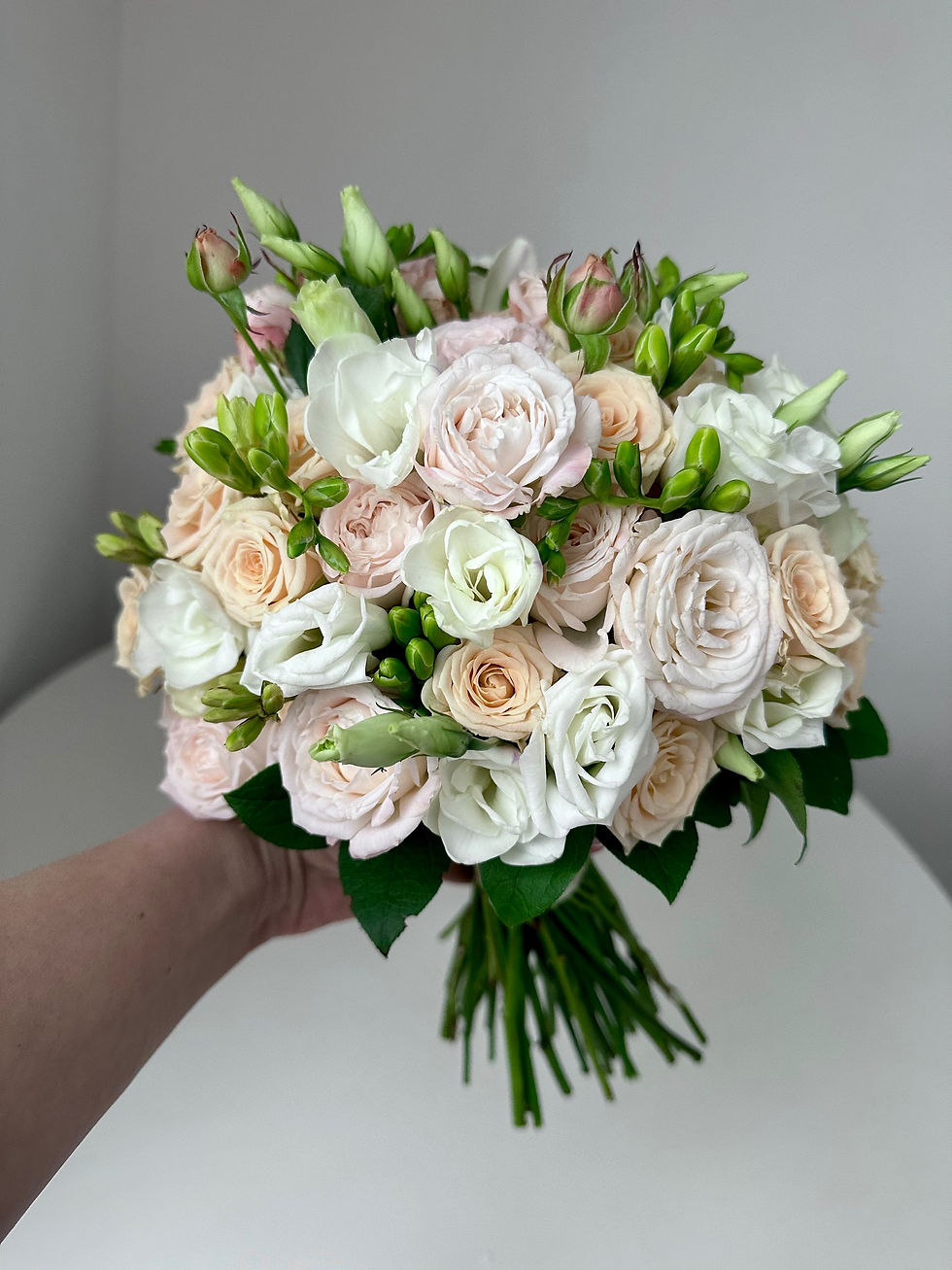 Миниатюра: Букет невесты из роз Бомбастик, эустомы и фрезии