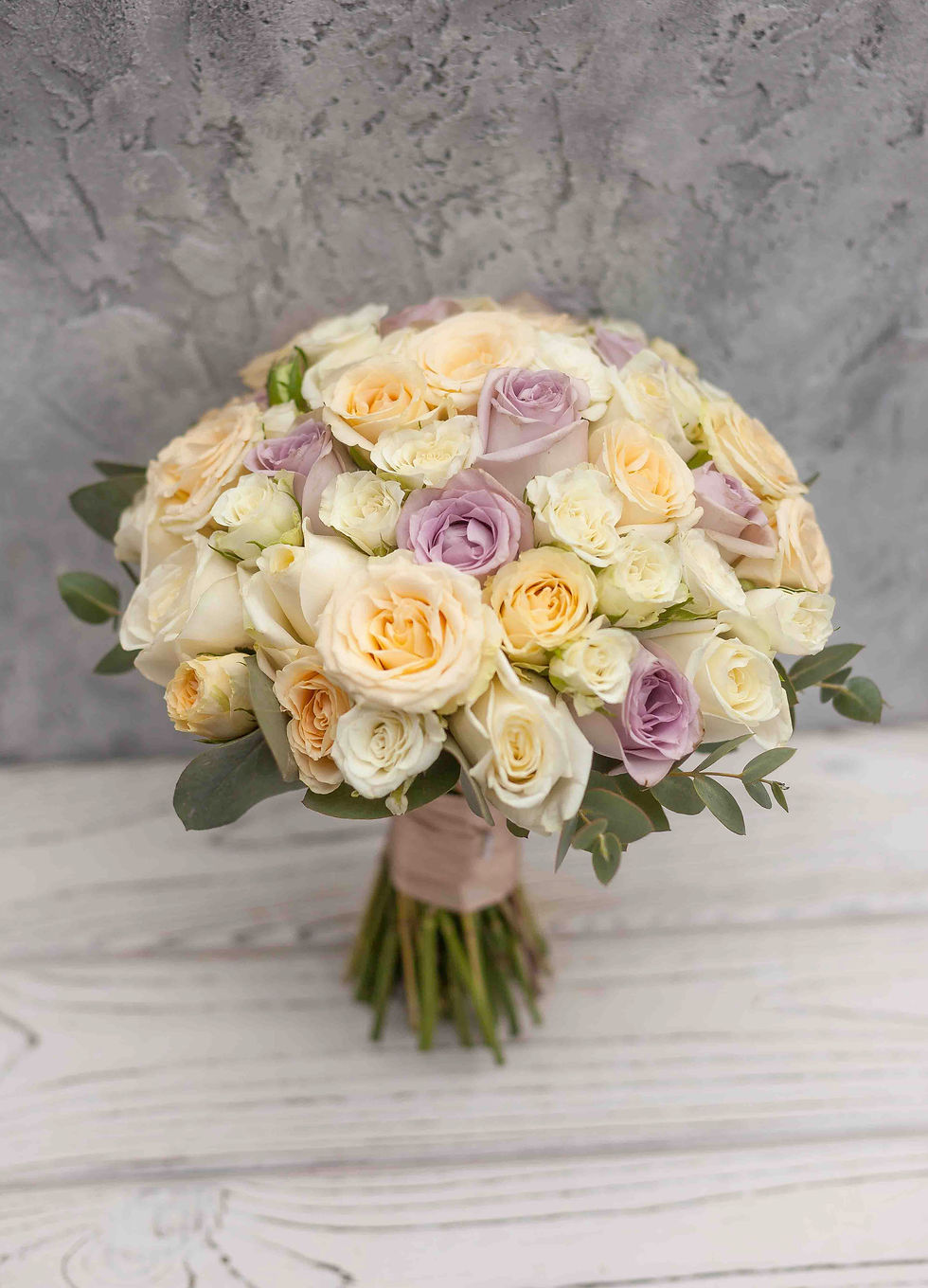 Миниатюра: Сиреневый свадебный букет из роз