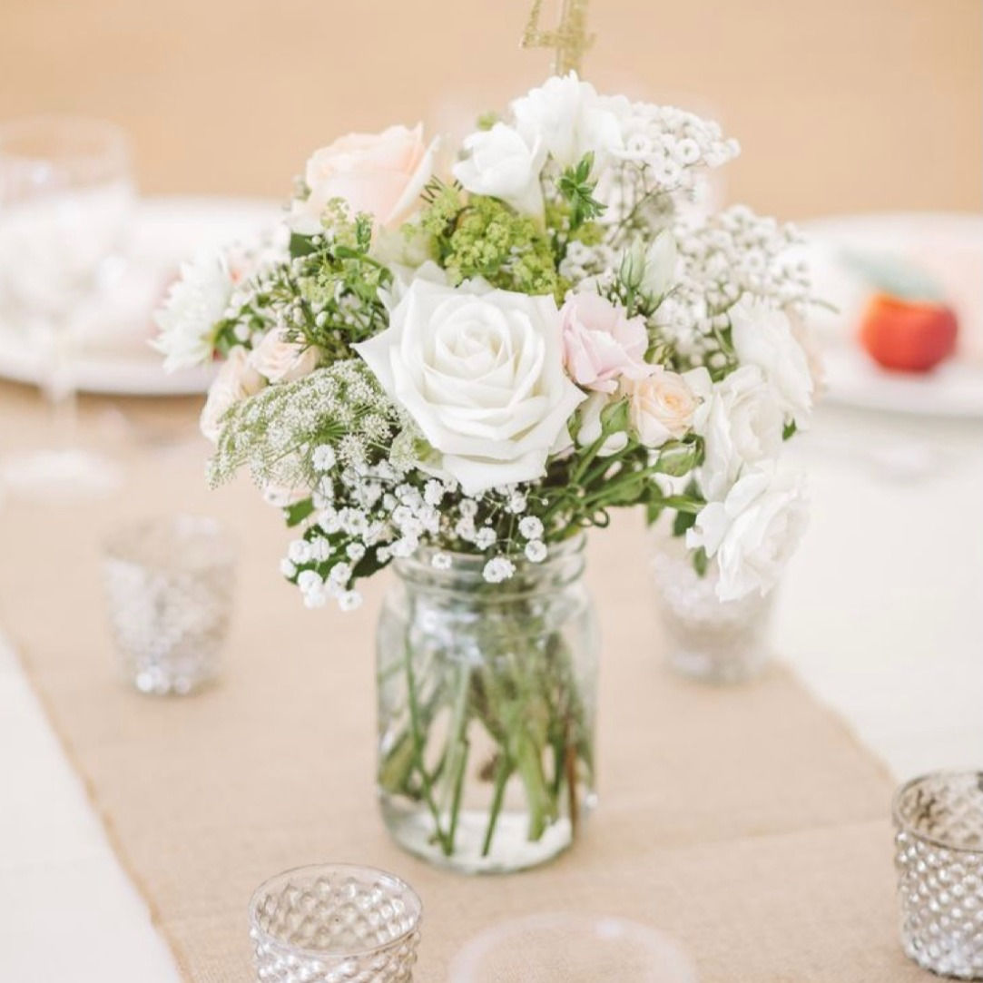 композиция из живых цветов в стеклянной емкости