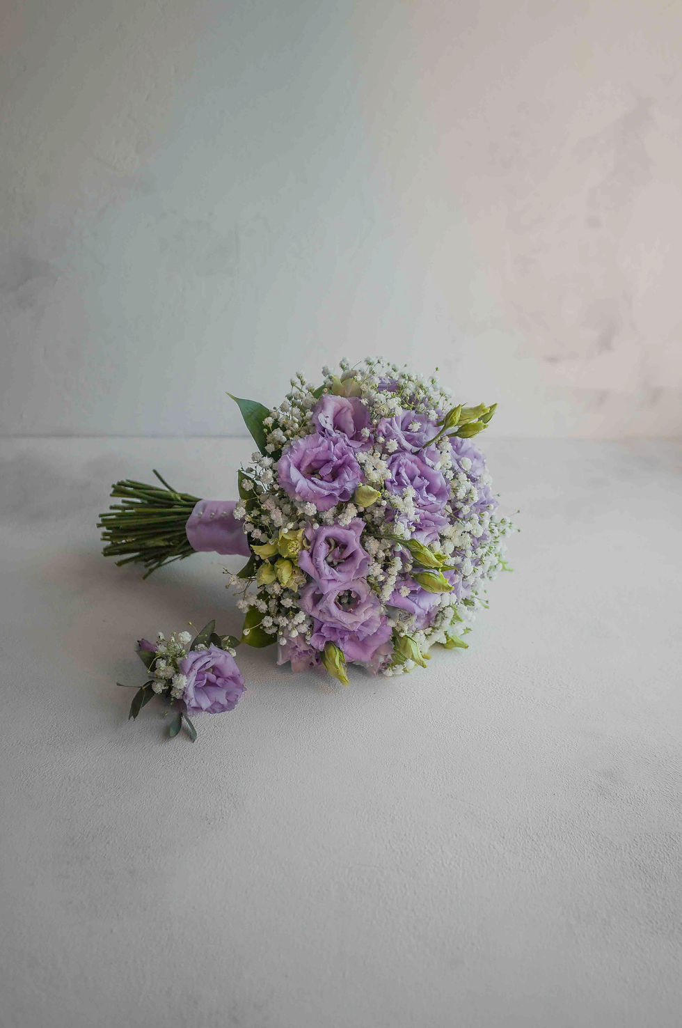 Миниатюра: букет невесты из эустомы и гипсофилы