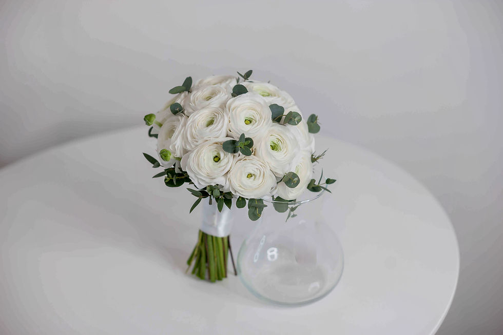 Миниатюра: Букет из 19 ранункулюсов и эвкалипта