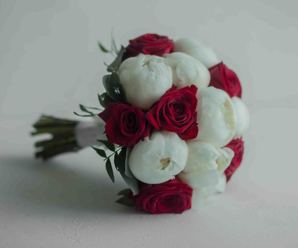 Миниатюра: Красный свадебный букет из пионов и роз