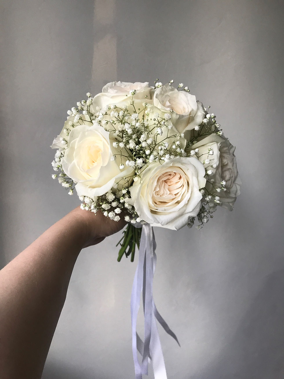 Миниатюра: Букет невесты из пионовидных роз и гипсофилы