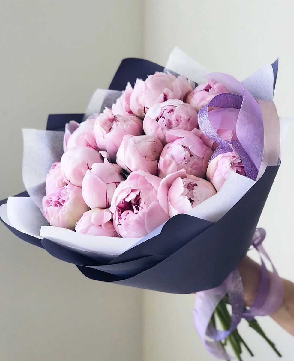 Миниатюра: букет розовых пионов в упаковке