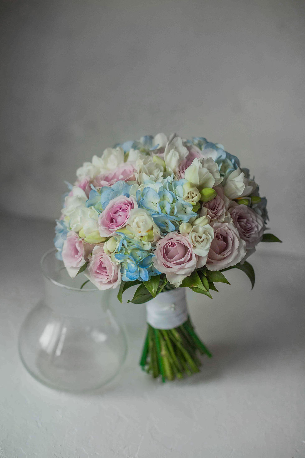 Миниатюра: Лилово-голубой букет невесты