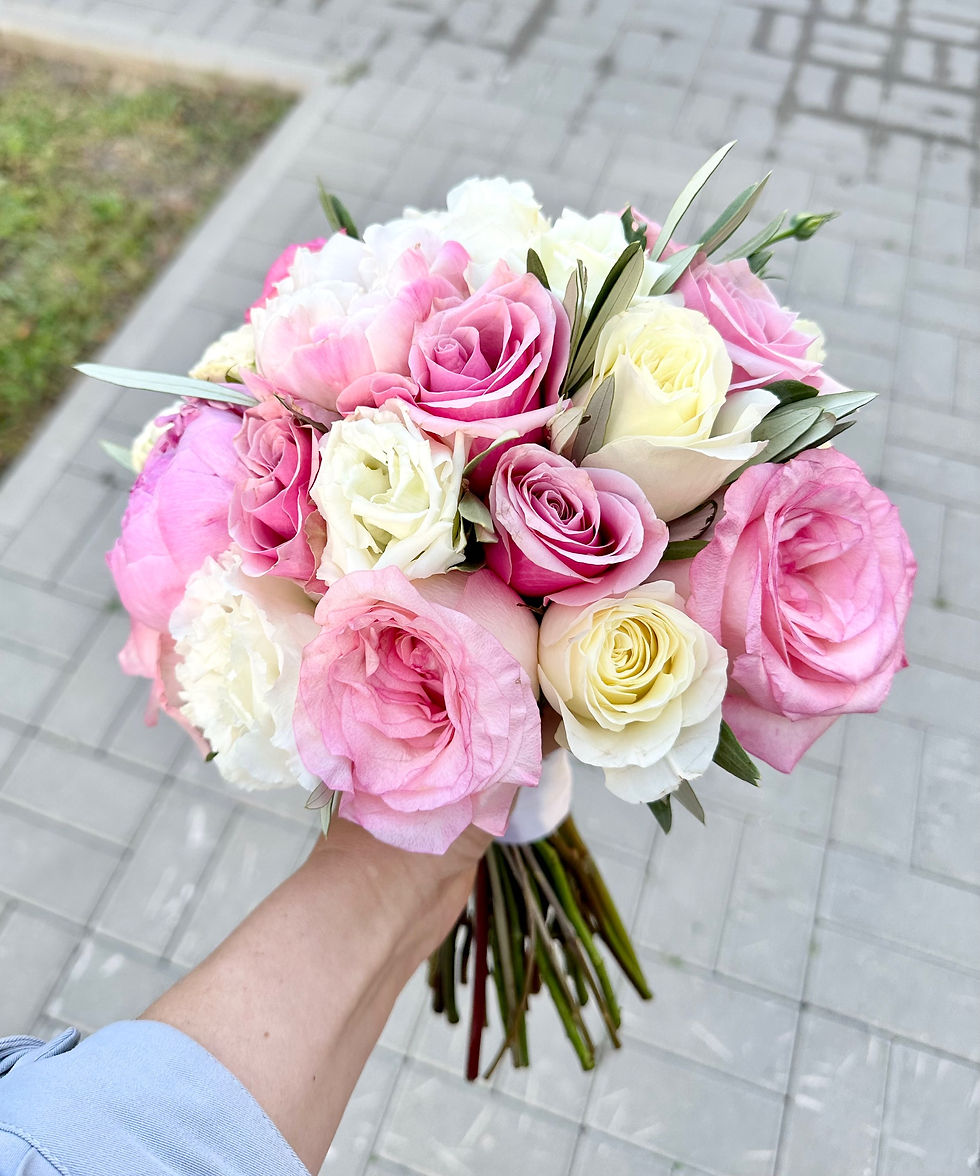 Миниатюра: Букет невесты из пионовидных роз, пионов, эустомы и эвкалипта
