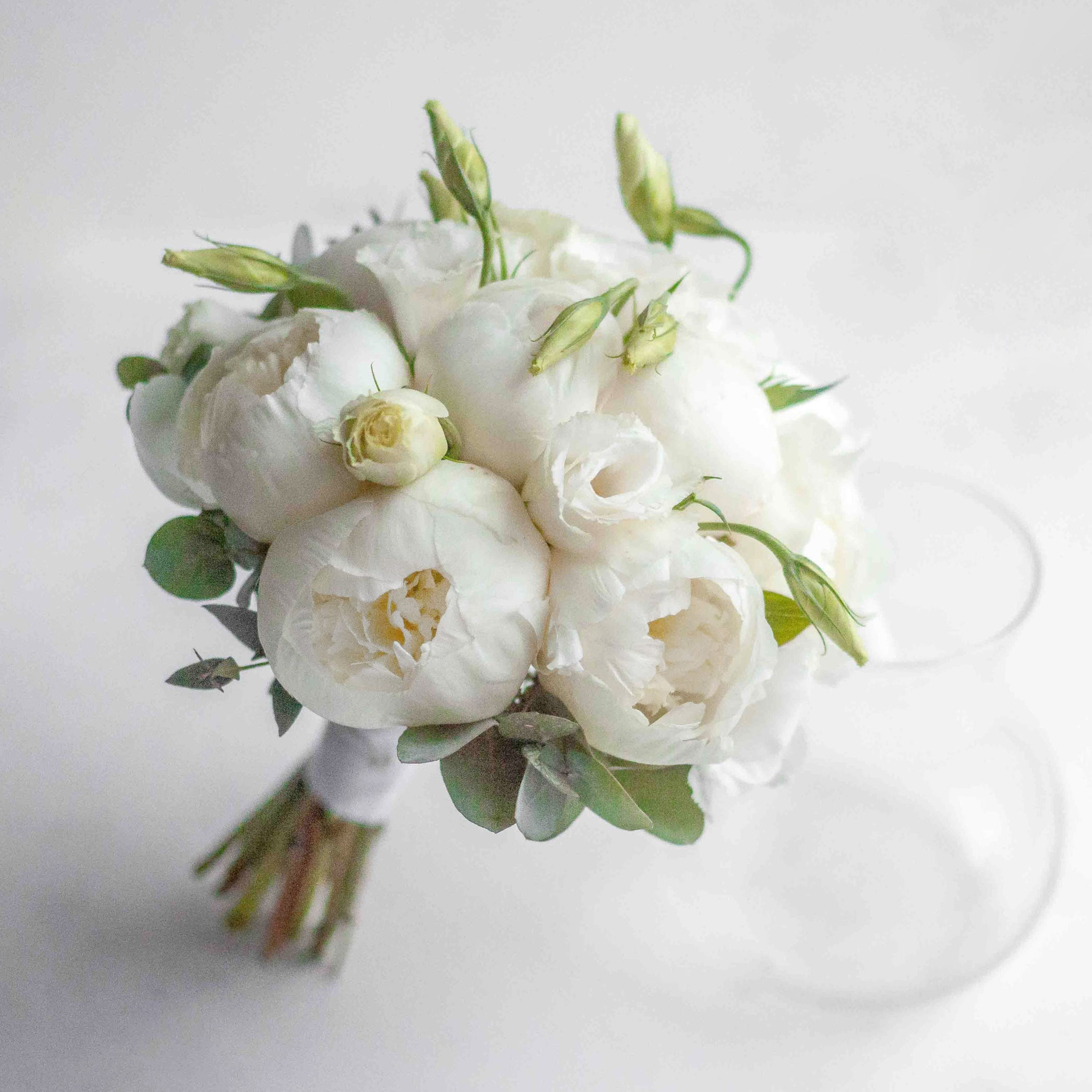 Букет невесты из пионов и эустомы