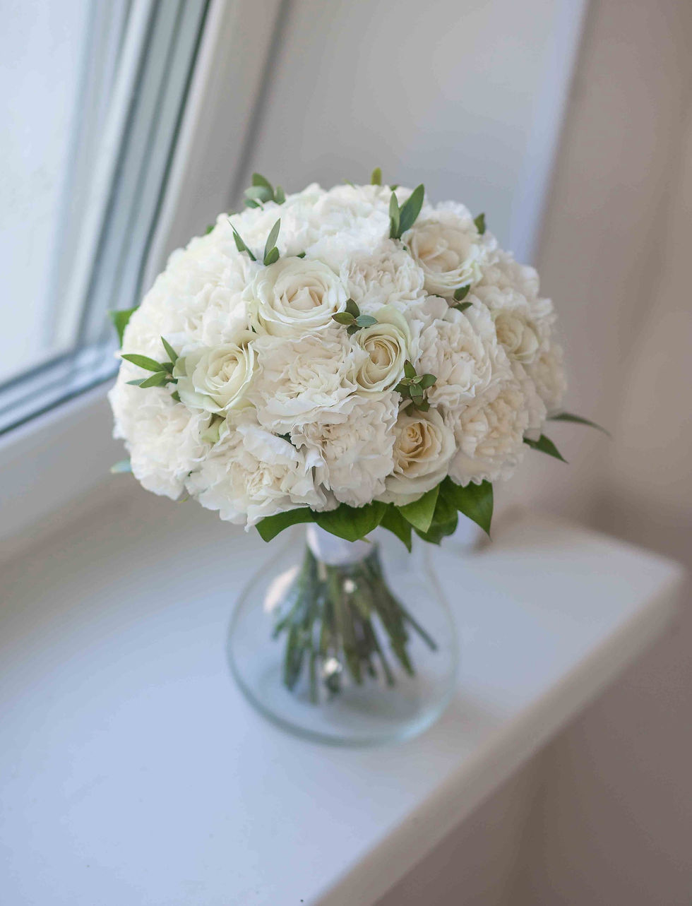 Миниатюра: Букет невесты из белого диантуса,  роз и эвкалипта 