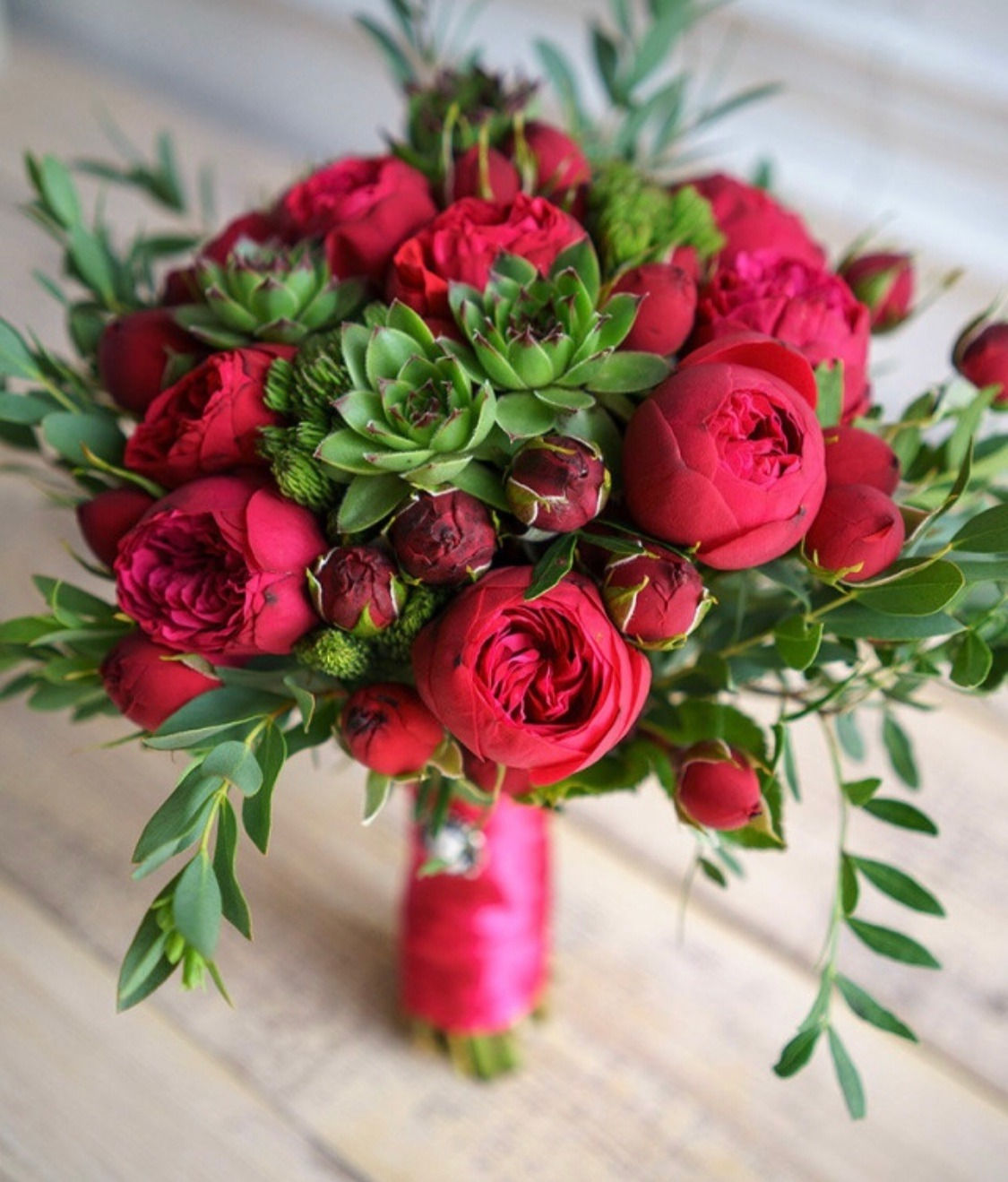 Букет невесты с розами Ред Пиано и суккулентами