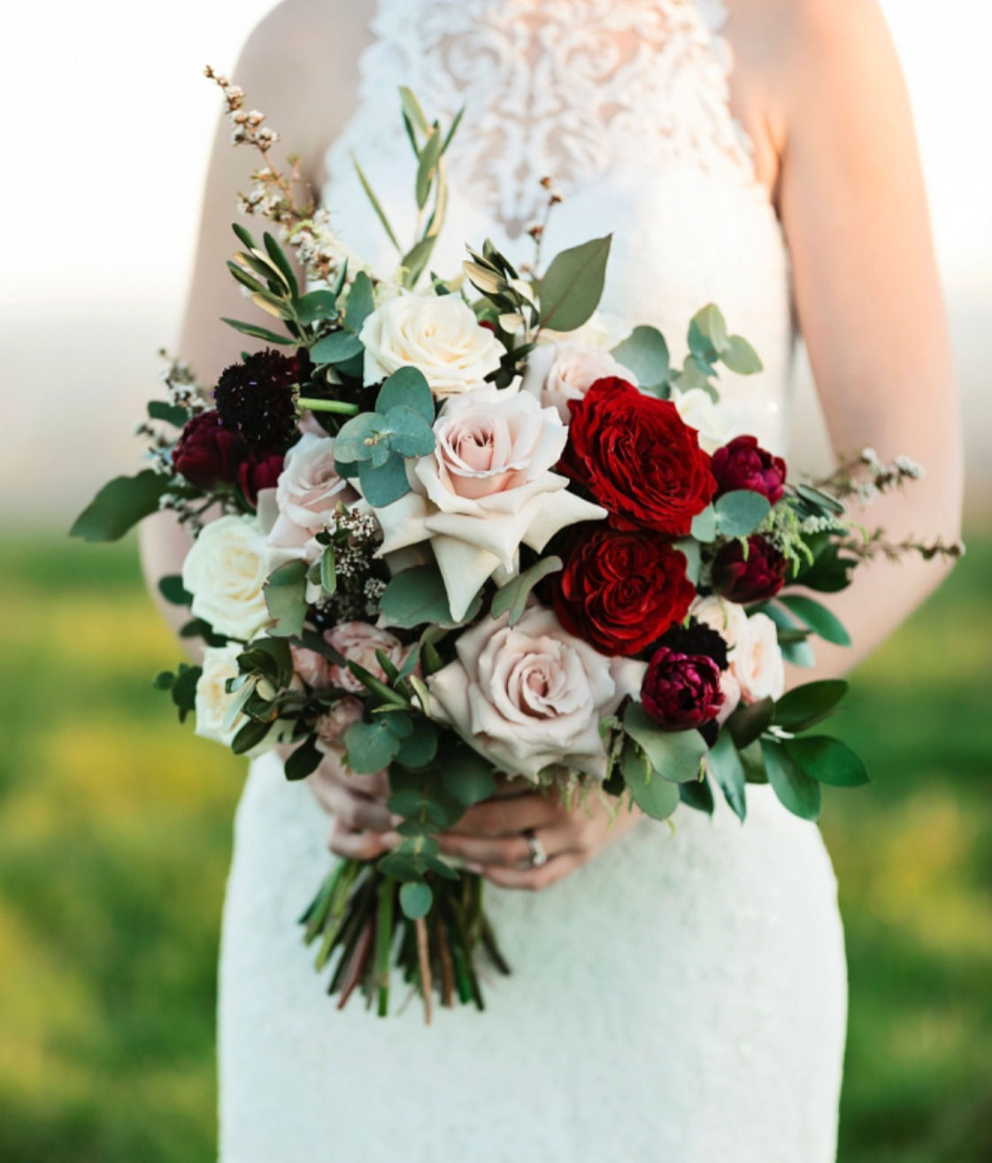 Раскидистый букет невесты в цвете марсала