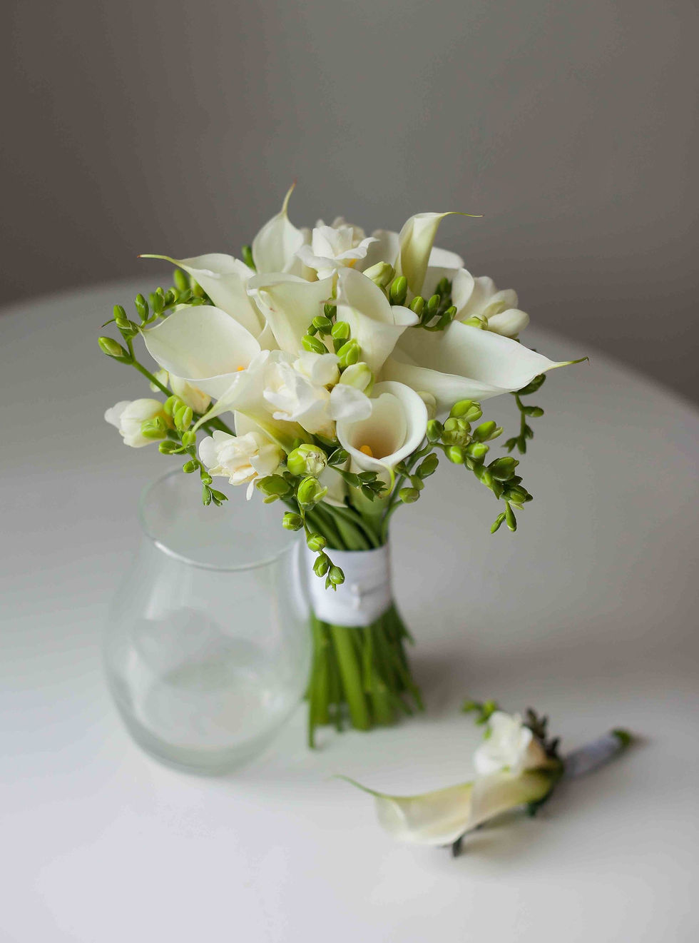 Миниатюра: Букет невесты из 9 калл и фрезии