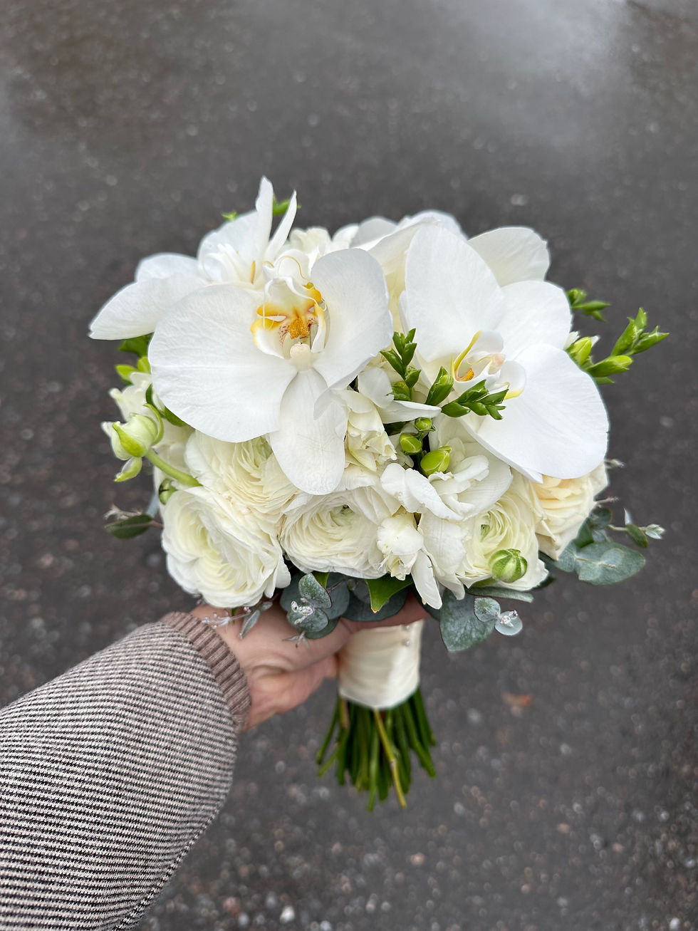 Миниатюра: Свадебный букет из 19 ранункулюсов, фрезии и орхидей 