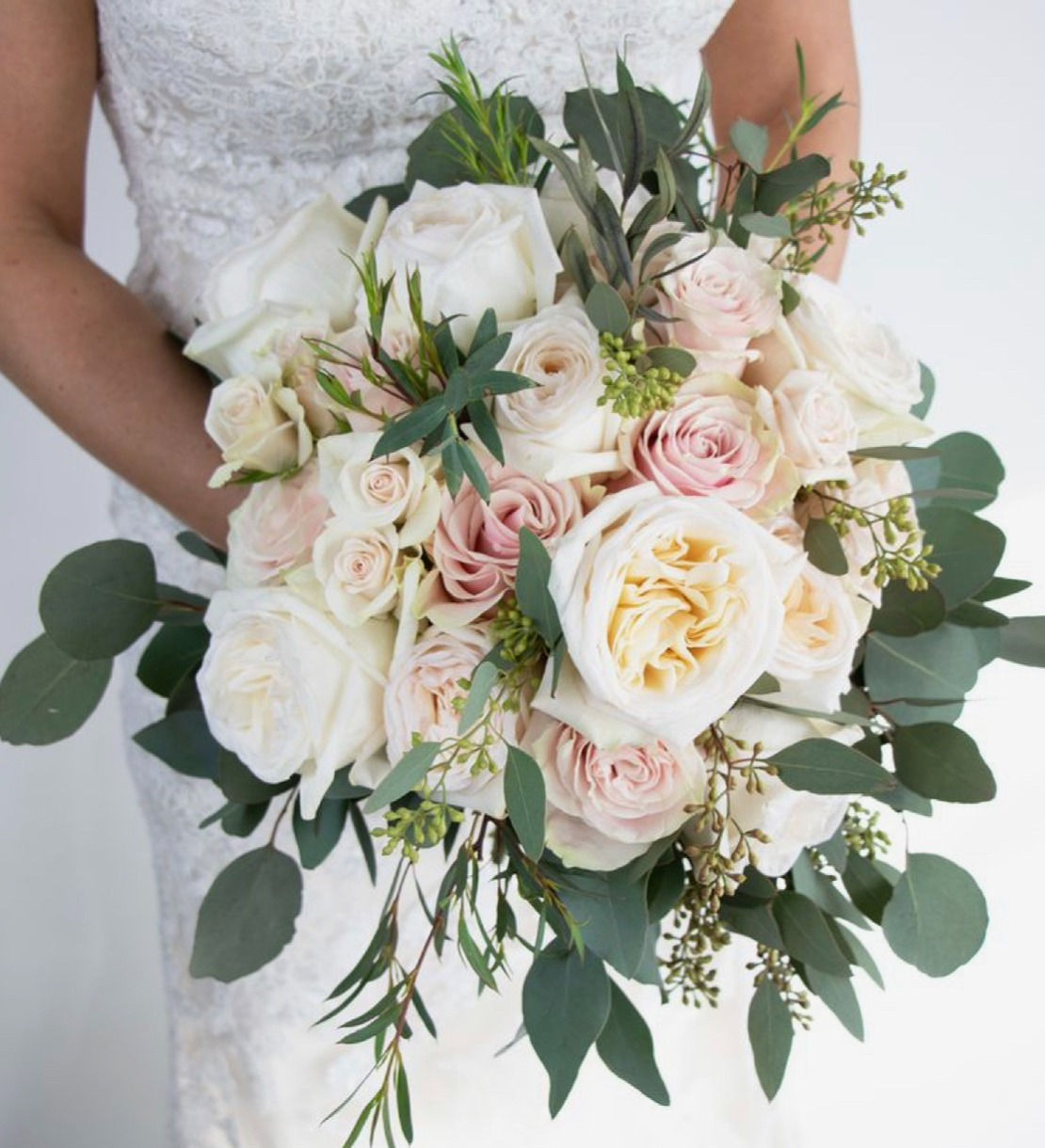 Раскидистый букет невесты пионовидные розы