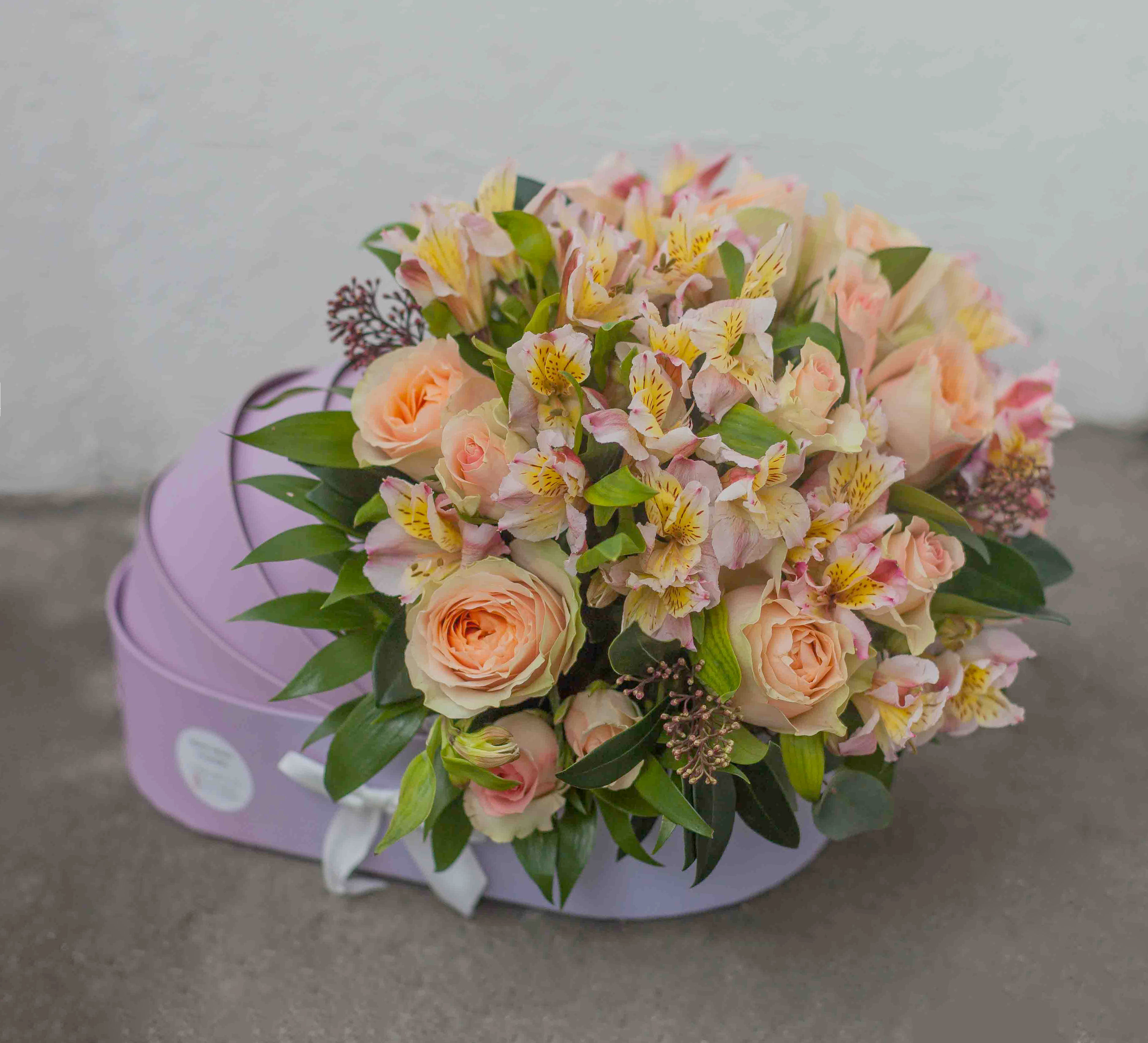 Букет на выписку в лиловой коляске