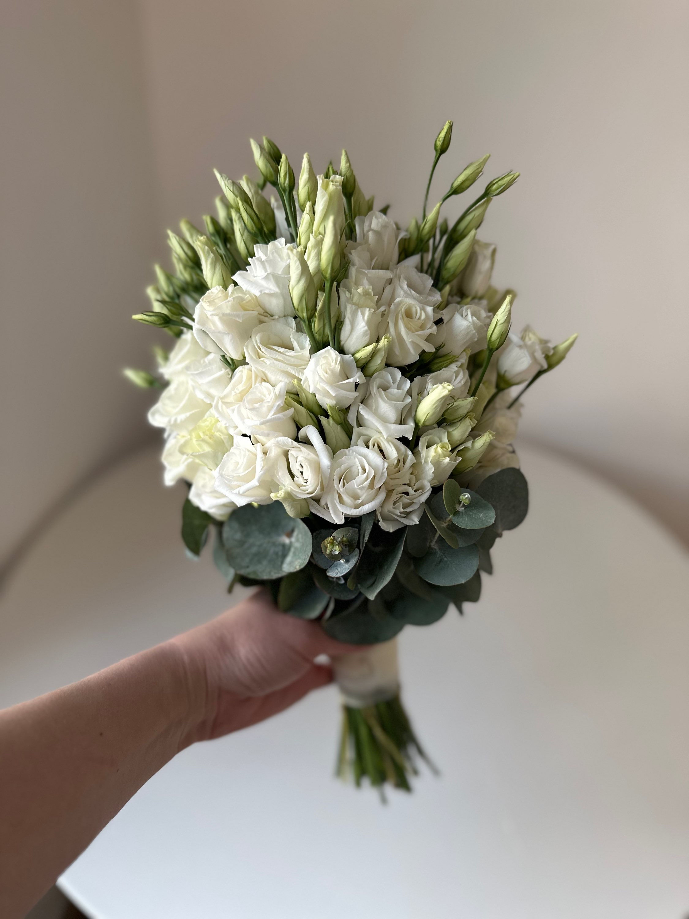 Букет невесты из эустомы и эвкалипта