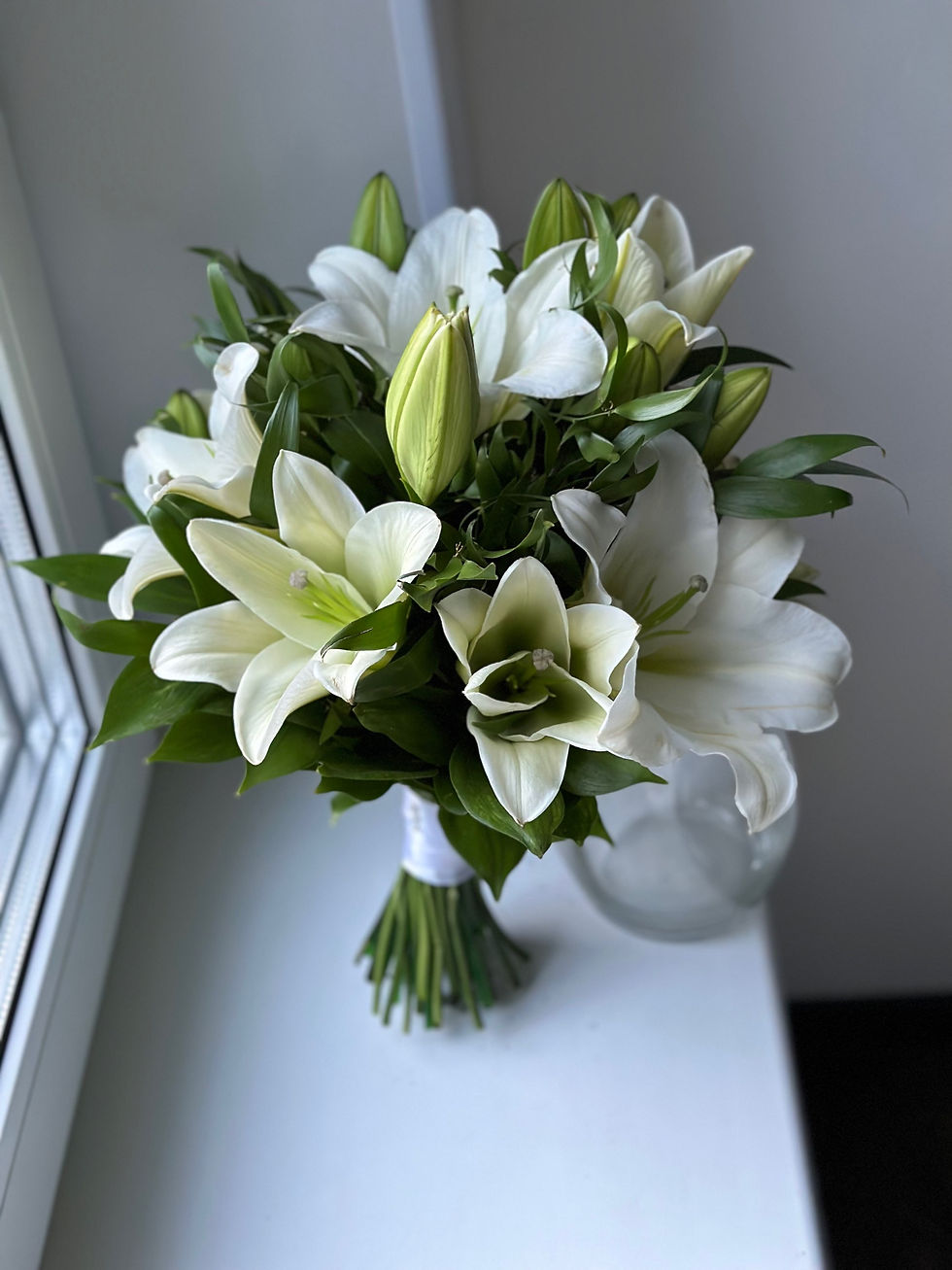 Миниатюра: Букет невесты из белых лилий и рускуса